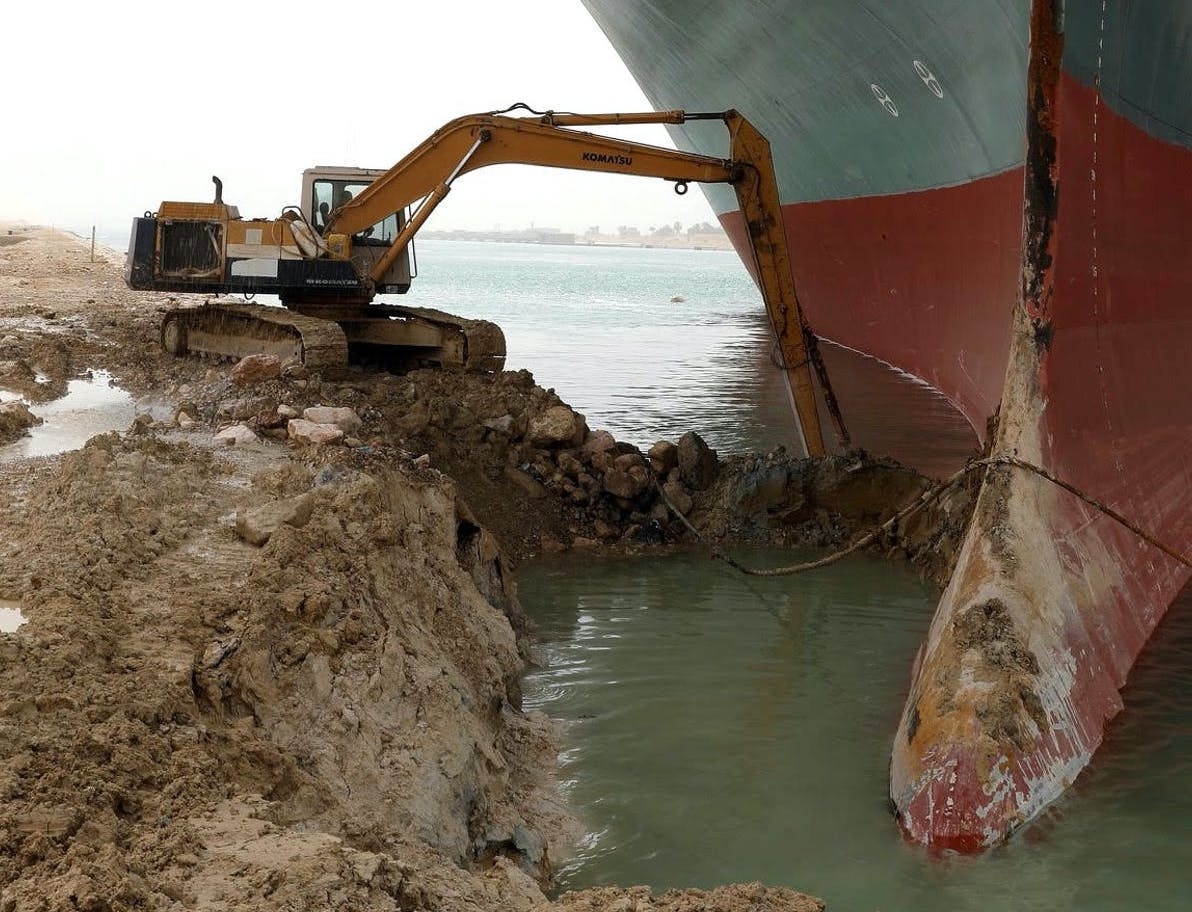 Vi sao con gio thoi qua kenh Suez lam lech dong thuong mai 10 ty USD? hinh anh