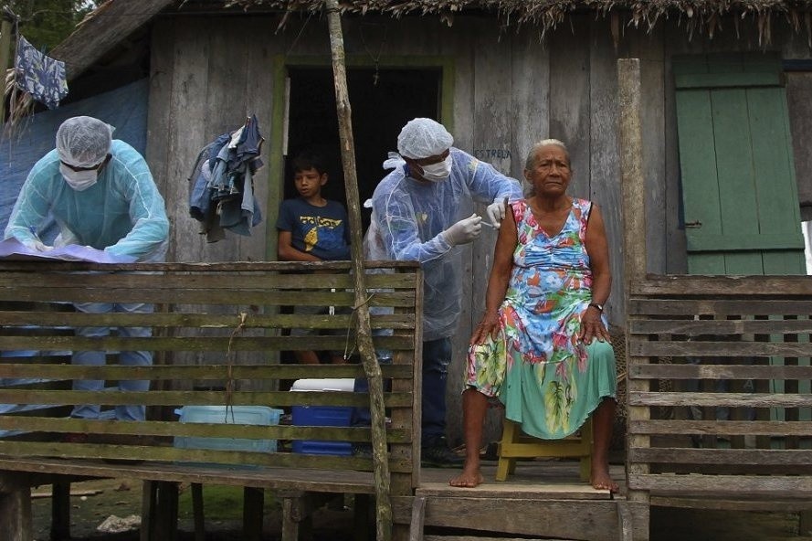 An Do va EU ngung xuat khau vaccine Covid-19, cac nuoc ngheo chat vat hinh anh