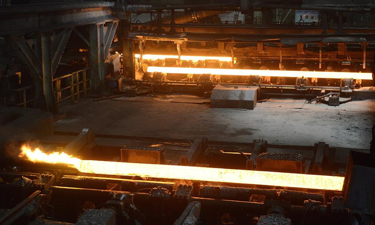 Thua lo chung khoan, cong nhan Trung Quoc nhay vao lo luyen thep hinh anh