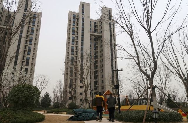 Danh dum tien mua nha thanh pho, dan Trung Quoc trang tay hinh anh