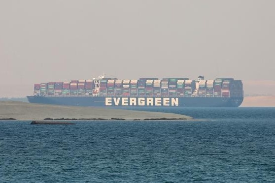 Bi cam roi kenh dao Suez, tau Ever Given tha neo tai ho Ismailia hinh anh