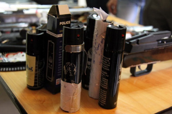 Mang binh xit hoi cay theo nguoi de phong than co pham luat? hinh anh