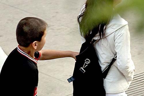 Ban nen lam gi khi thay ke gian moc tui cua nguoi khac? hinh anh