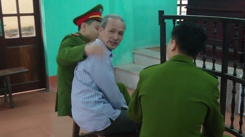 bi cao lao dau vao tuong tu tu anh 1