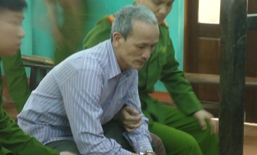 Nguoi chong cat gan tay, chan vo tu tu tai toa hinh anh