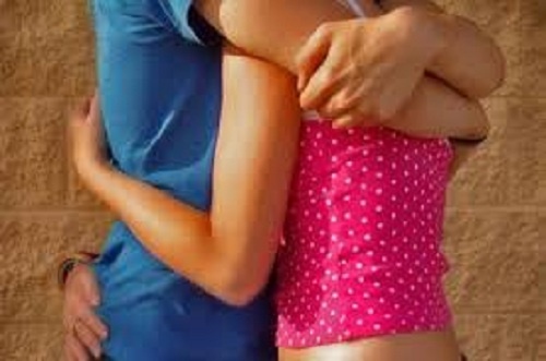 Linh 7 nam tu vi lam 'tro nguoi lon' voi ban gai nhi hinh anh