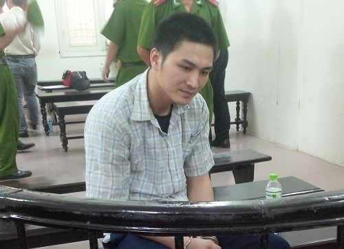 Hat CSGT xuong duong roi nhan ga chen len nguoi hinh anh