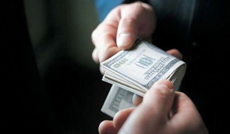 nhân viên y tế nhận phong bì ảnh 1 nhan vien y te nhan phong bi anh 1