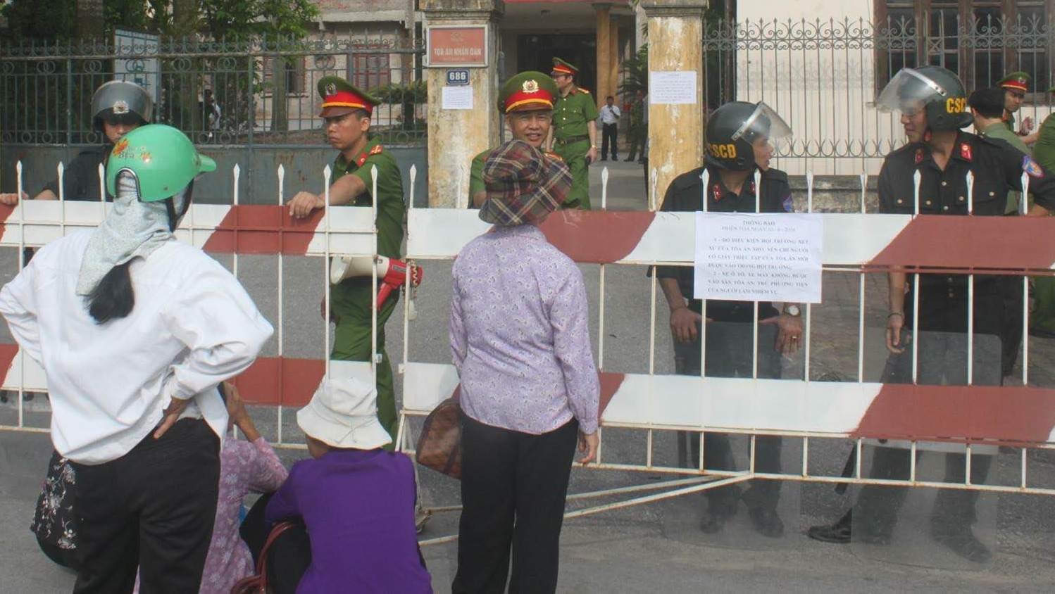 Bat giu pho truong thon anh 1