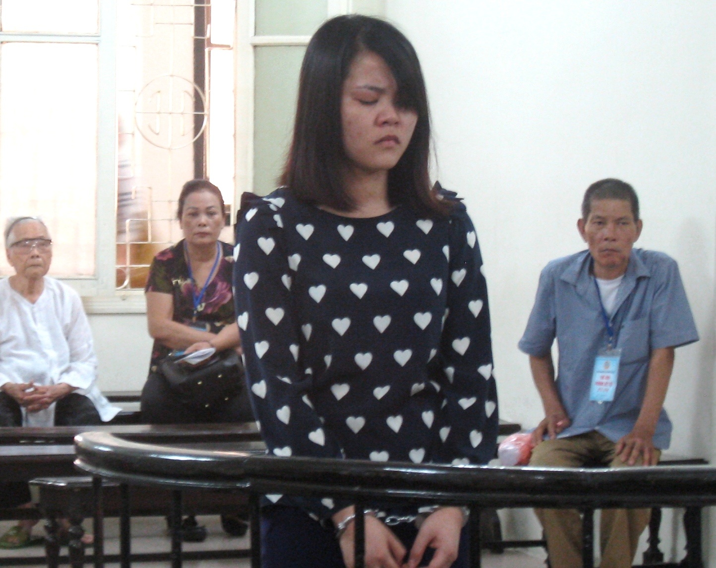 Nu nhan vien trom vang anh 1