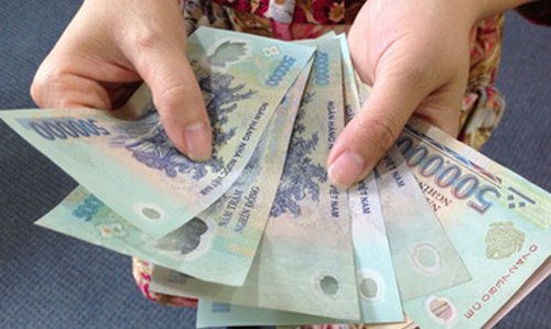 Nu toi pham bi chong lua nuc no o toa hinh anh