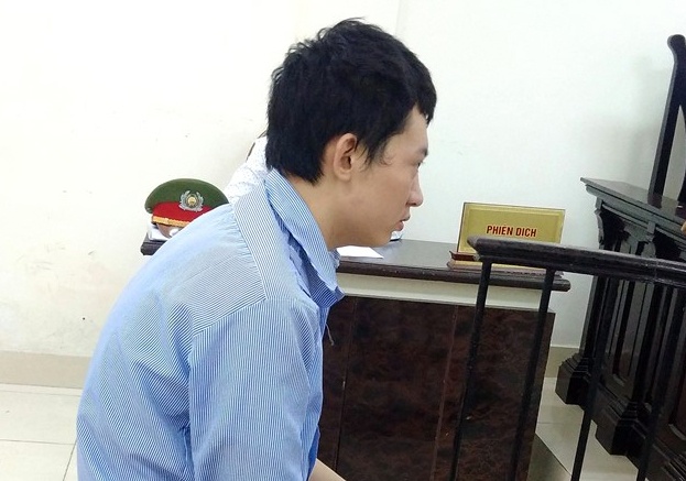 Ten cuop ngan hang ngoi cho cong an den bat hinh anh