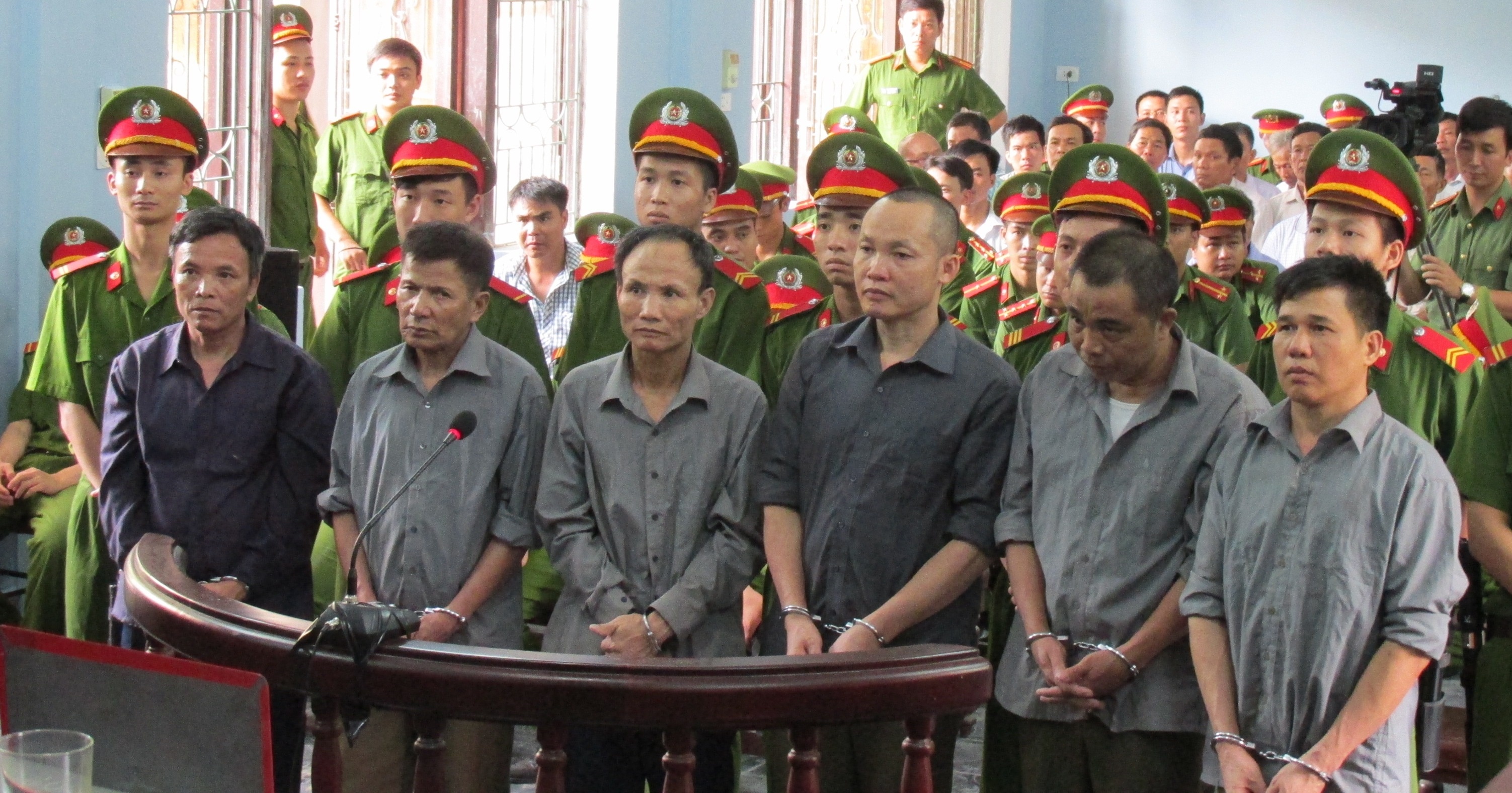 500 nguoi dap pha, 8 nguoi di tu hinh anh