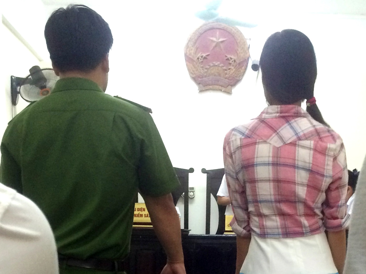 Co gai thua kien cong an khi bi phat ve hanh vi si nhuc hinh anh