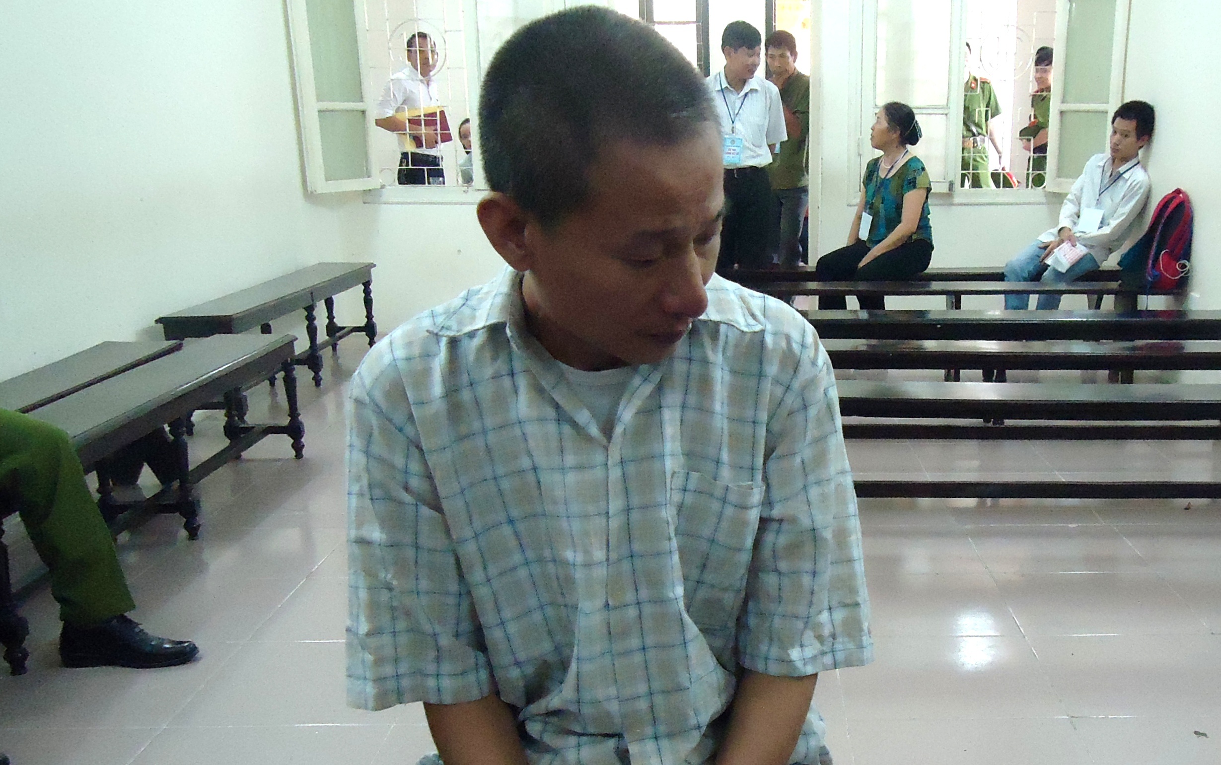 Giet dong nghiep vi bi chen ep, duoi viec hinh anh