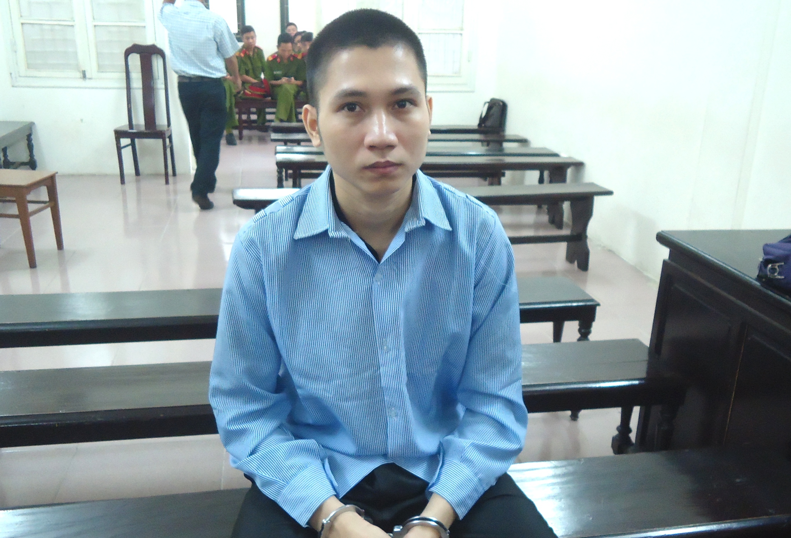 Gay an khi den khach san don ban gai hinh anh