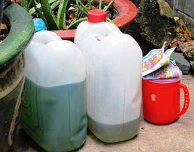 Mua 2 lit xang toan tinh dot nha vo cu roi tu sat hinh anh