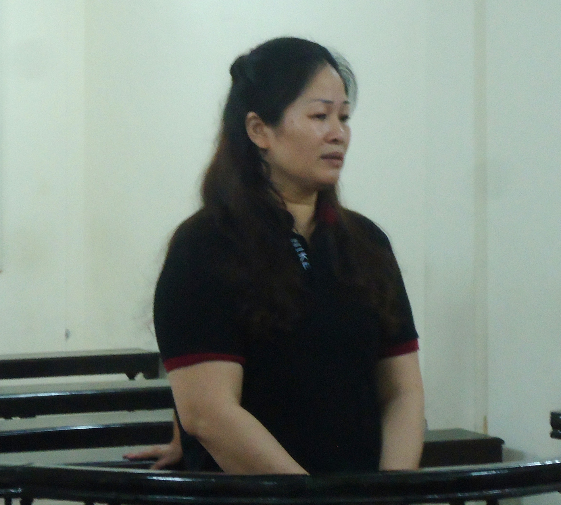 Bi cao tung ngoi tu khoc loc, keu oan o toa hinh anh