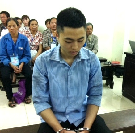 Bi danh chet trong buong giam anh 1