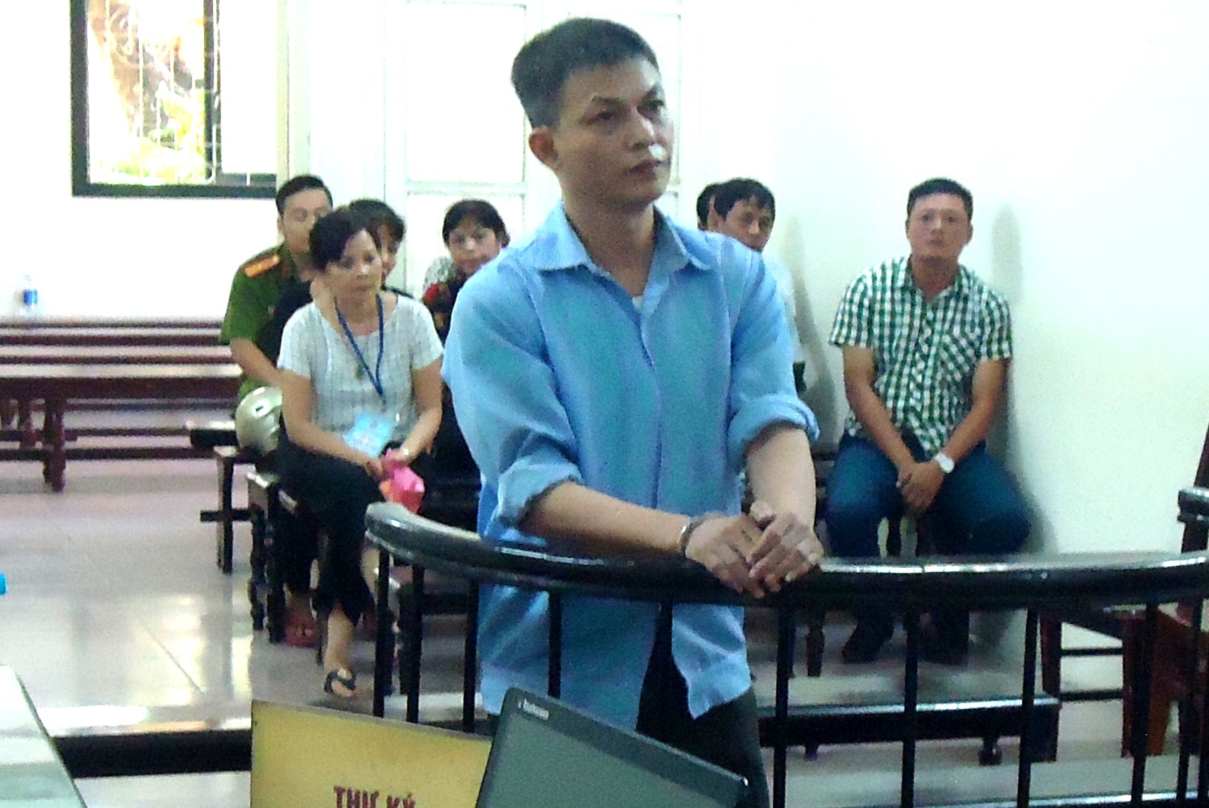 Nguoi quay clip tong tien canh sat giao thong linh 2 nam tu hinh anh