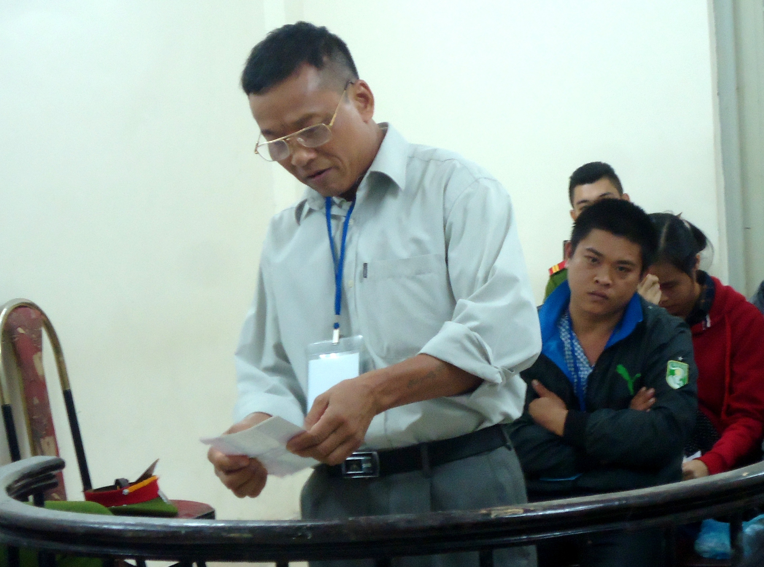 Anh chong danh em dau trong thuong vi bep than to ong hinh anh