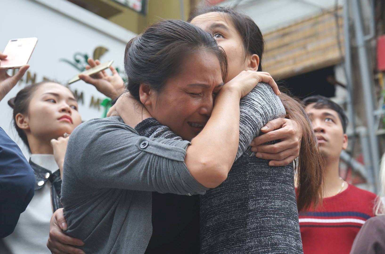 Nguoi me tuyet vong goi con o dam chay quan karaoke hinh anh