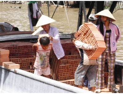 Thue nhan vien duoi 18 tuoi khong pham luat? hinh anh