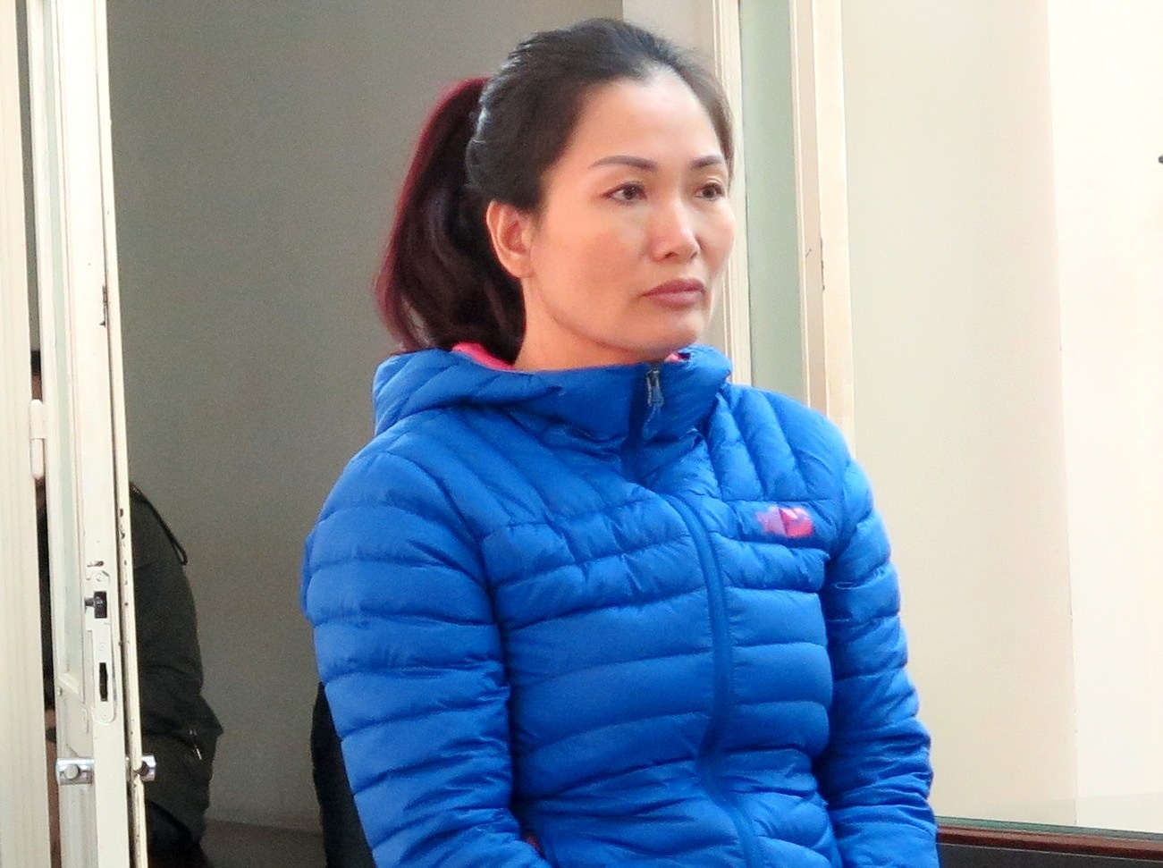 Giam an cho nu 'bao ke' cuong doat tien cua 15 nguoi hinh anh