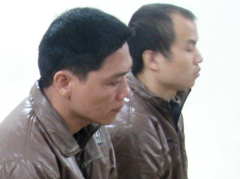 Rut trom tien o may ATM, 2 nguoi ngoai quoc linh an hinh anh
