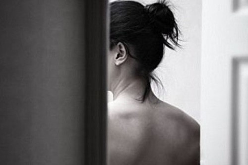 Nguoi chup anh nhay cam cho gai ban dam duoc giam an hinh anh