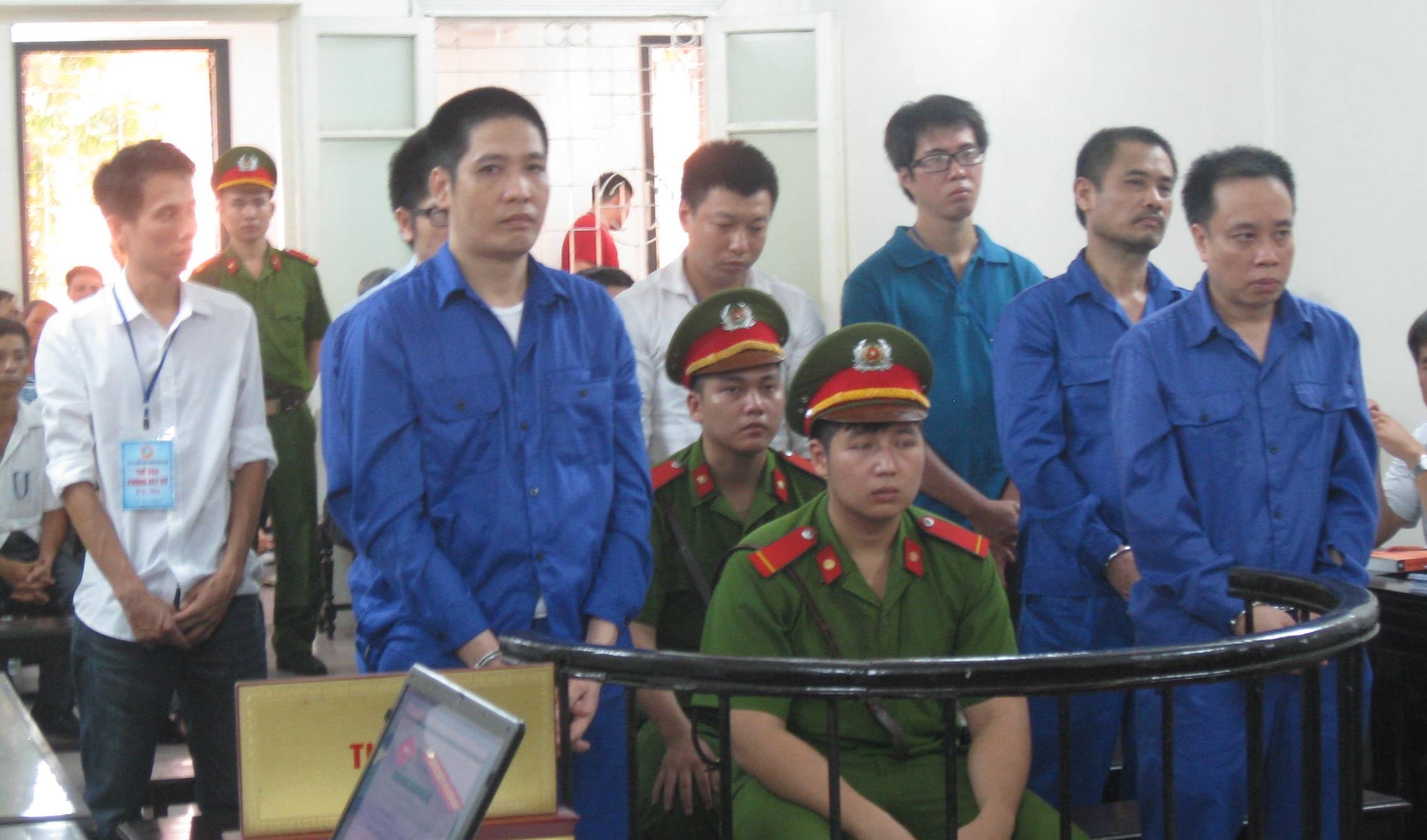 Nhan tien hoi lo, cuu can bo Vinawaco linh 13 nam tu hinh anh