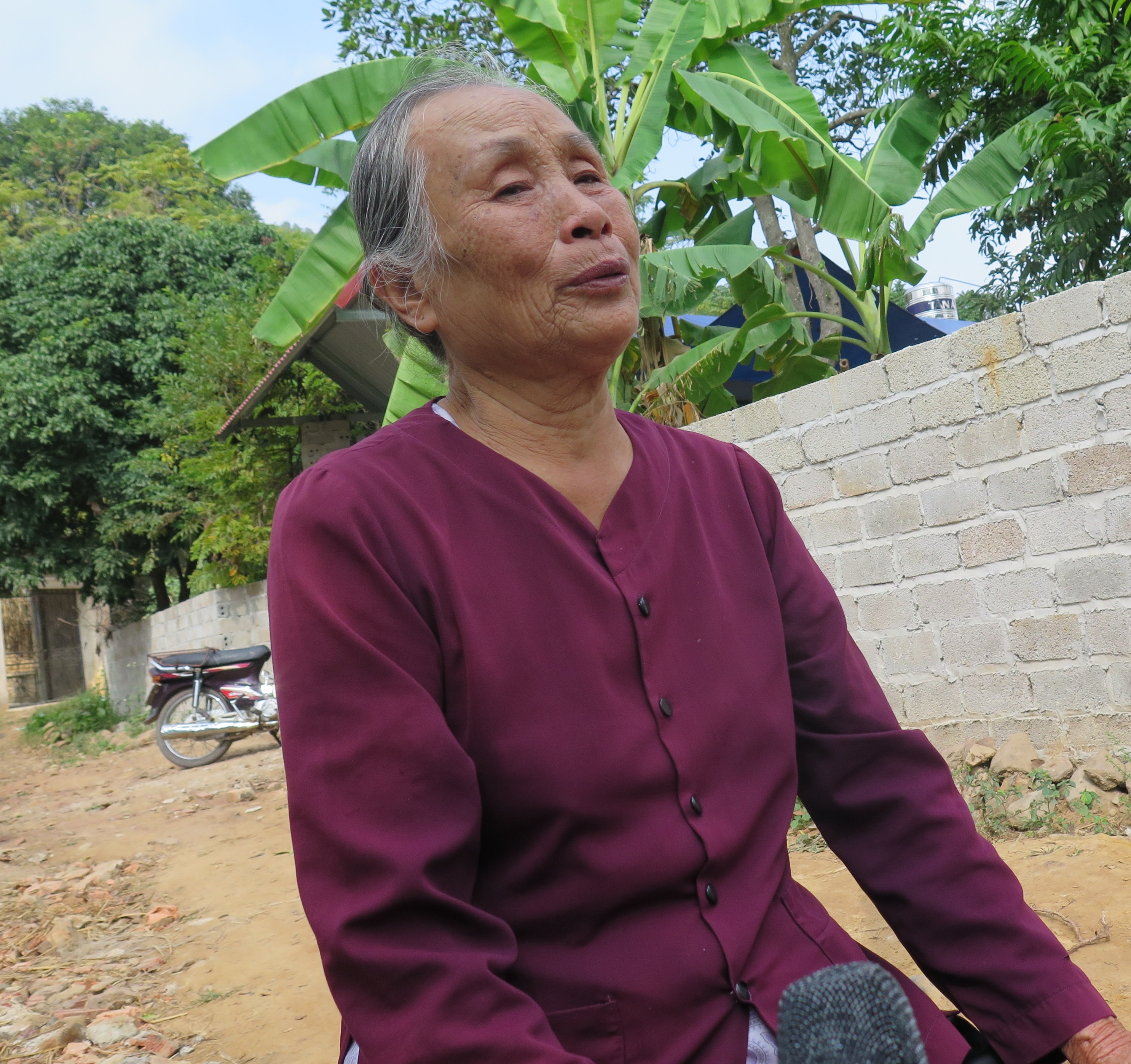 Nuoc mat nguoi dan ba phia sau Han Duc Long anh 1