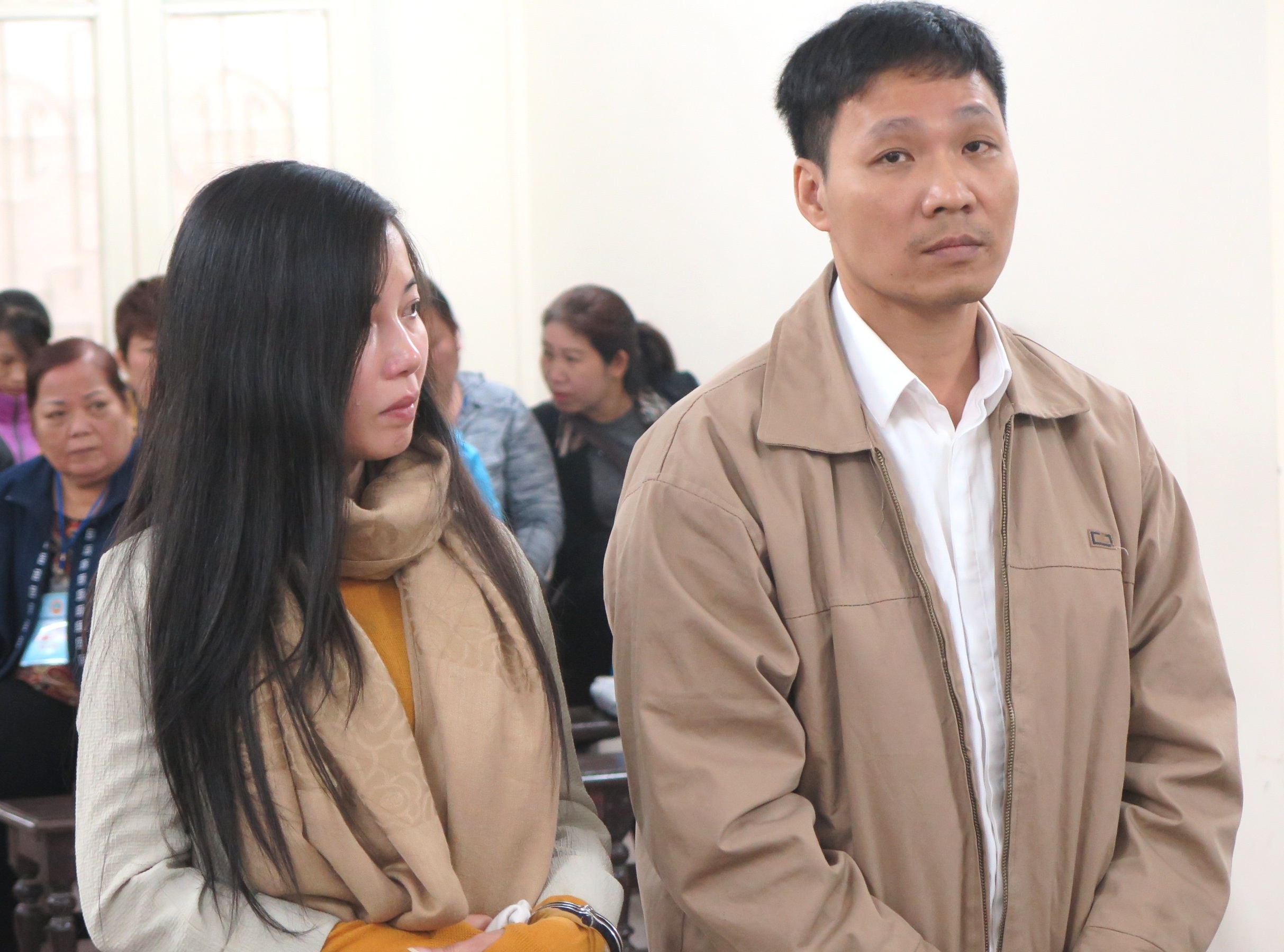 Nu Viet kieu pham toi cuop lien tuc khoc tai toa hinh anh