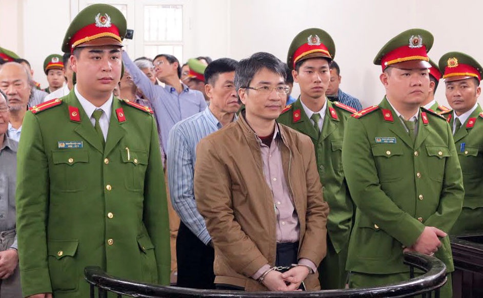 Tu hinh 2 bi cao trong dai an tham o 16 trieu USD hinh anh