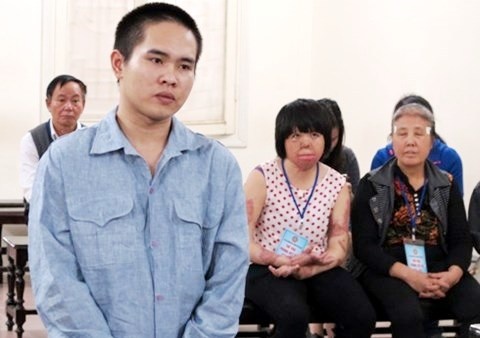 Chan dung ke thu ac tuoi xang dot vo mung 2 Tet hinh anh