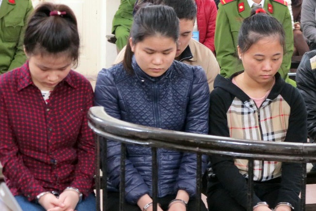 Tra gia cua 3 co gai tham gia danh hoi dong mot cong an hinh anh