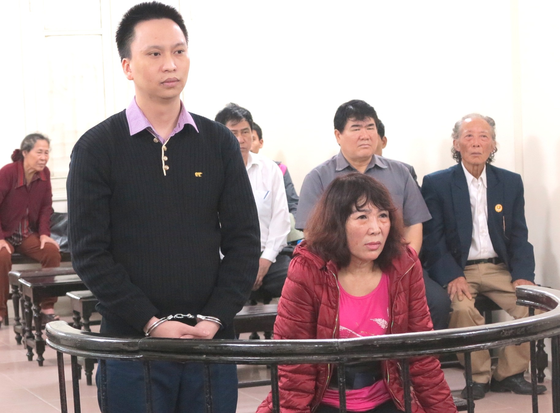 Nu bi cao ngat xiu tai toa anh 1