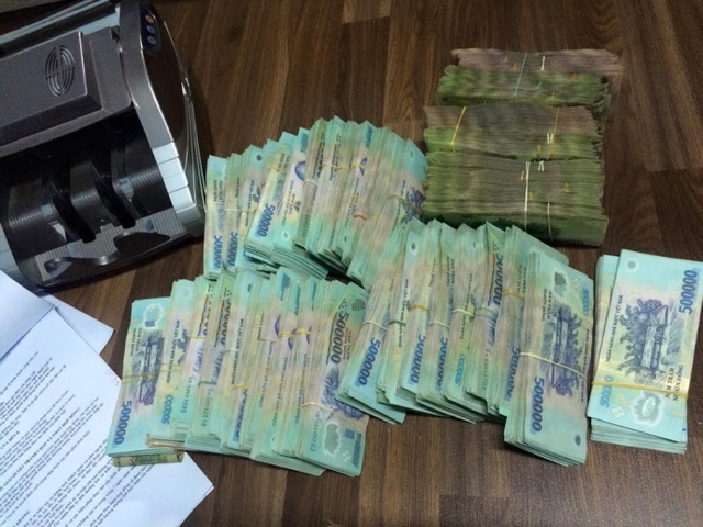 Cuu trung uy cong an lua chay viec gia 300 trieu dong hinh anh