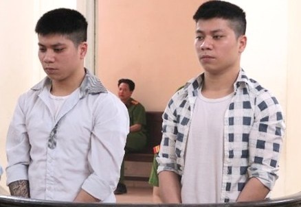 Hai anh em danh CSGT duoc giam an tu hinh anh