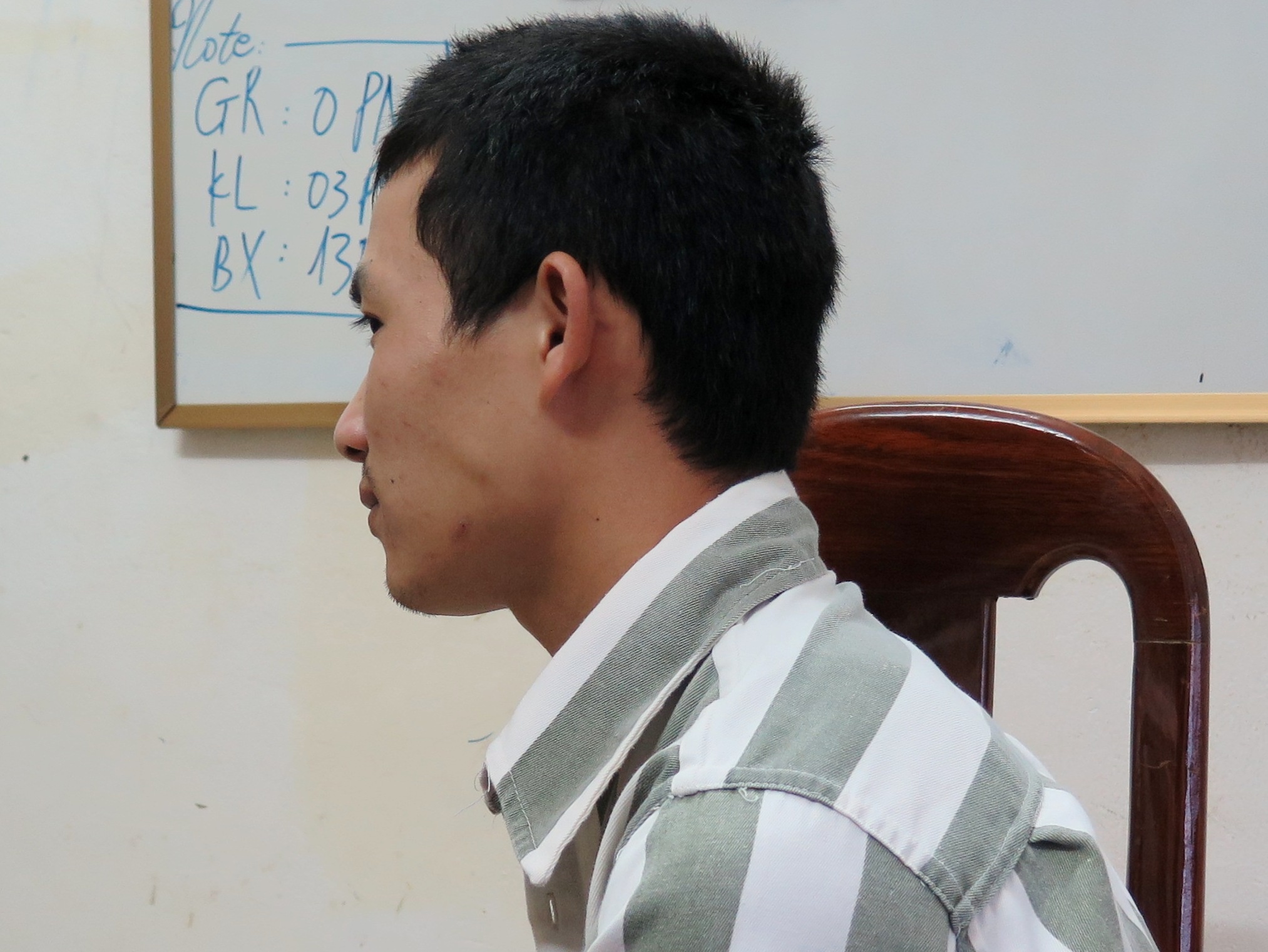 Moi tinh trai ngang cua tai xe xe duong dai voi thieu nu tuoi dang lon hinh anh