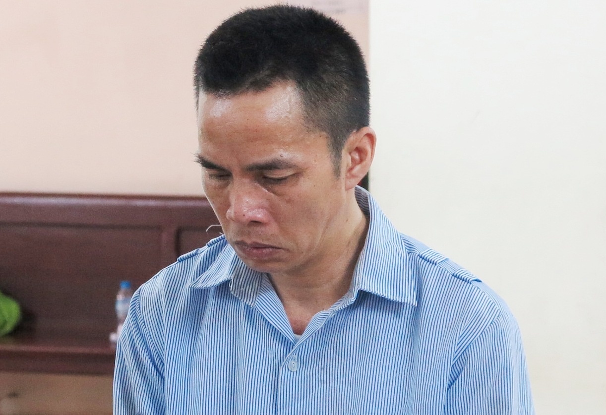 Ke chem anh trai dung tay khi me can ngan hinh anh