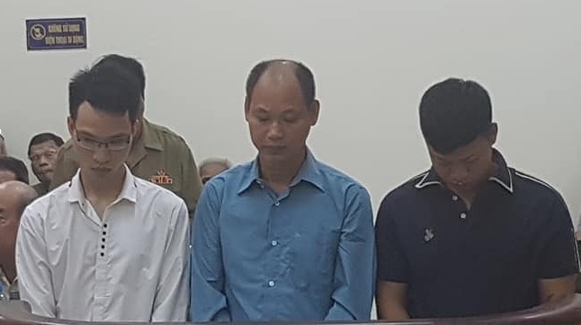 Ngay ra toa cua 2 cha con trong vu duoi danh thuong binh o Ha Noi hinh anh