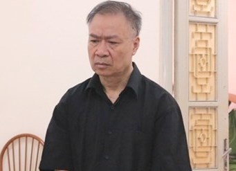 Giam doc lua dao mang an tu sau 16 nam tron ra nuoc ngoai hinh anh