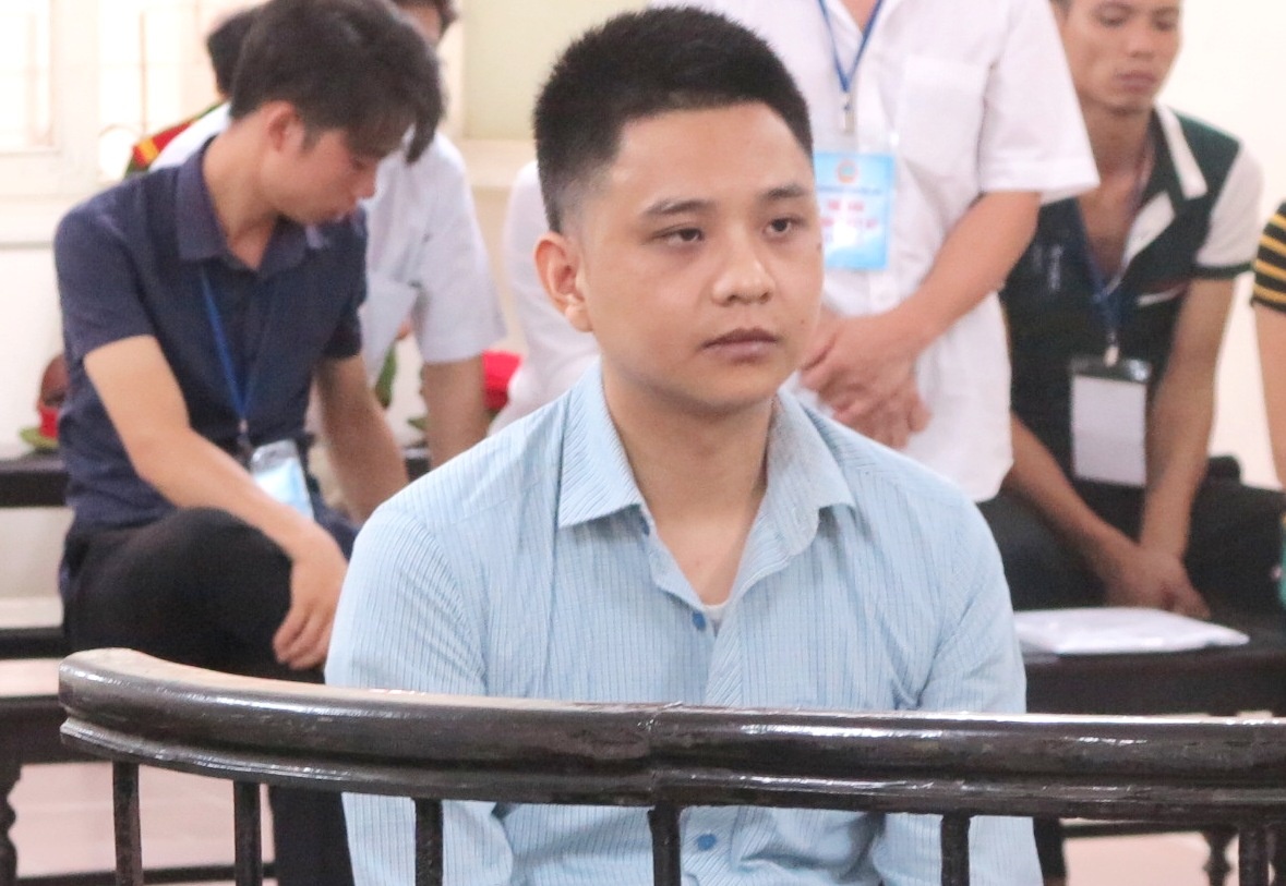 Vi khach an pho, uong bia khong tra tien linh 15 nam tu hinh anh