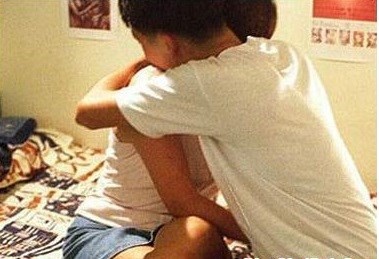 Vuong lao ly vi dua be gai vao nha nghi 'nem trai cam' hinh anh