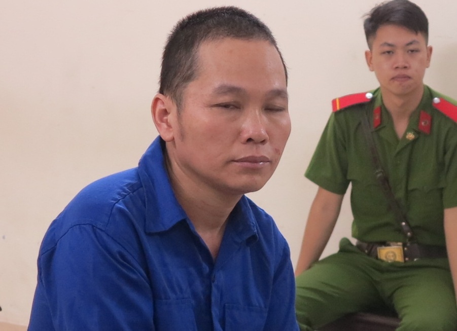 Tu hinh tai xe Fortuner bo chay sau tieng sung canh cao hinh anh