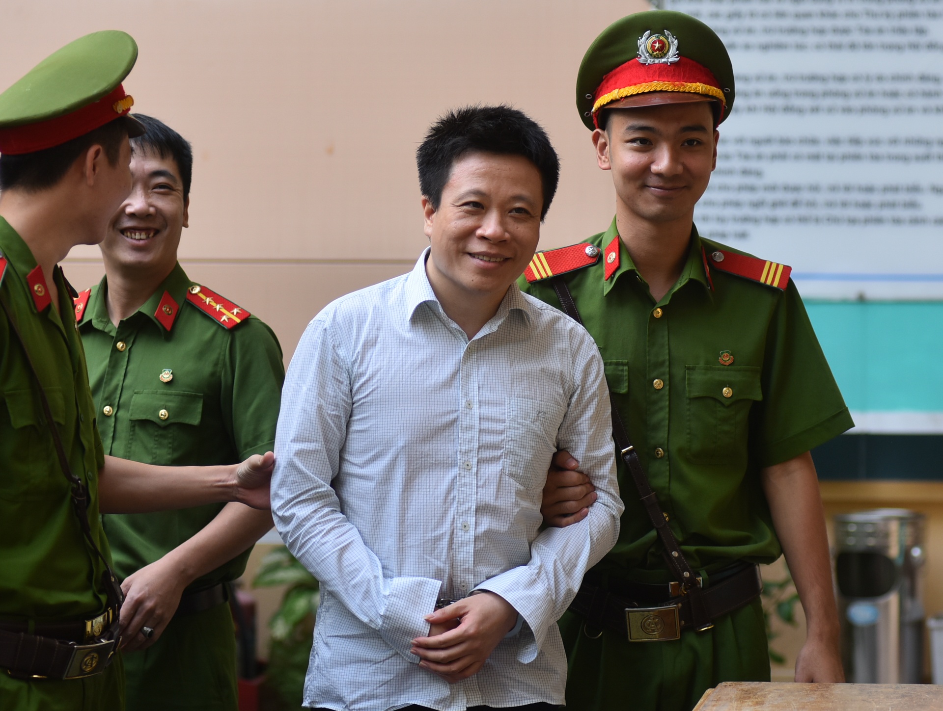 Ha Van Tham no nu cuoi truoc phien xet xu hinh anh