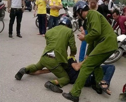 Nguoi chui boi, giat dut cuc ao cua cong an khong duoc giam an hinh anh