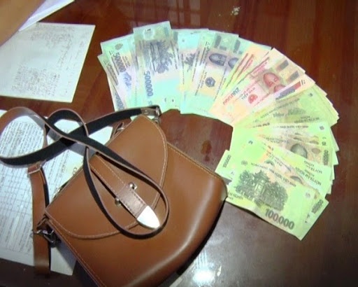 Nu bi cao trom tien duoc tai ngoai vi con nam cap cuu hinh anh