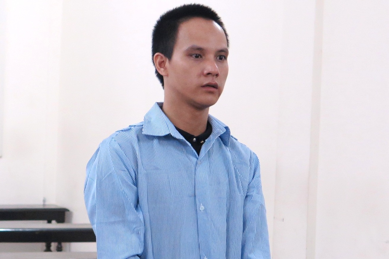 Bi cao trom gan 1 ty cua dong nghiep lien tuc dap dau vao ban hinh anh